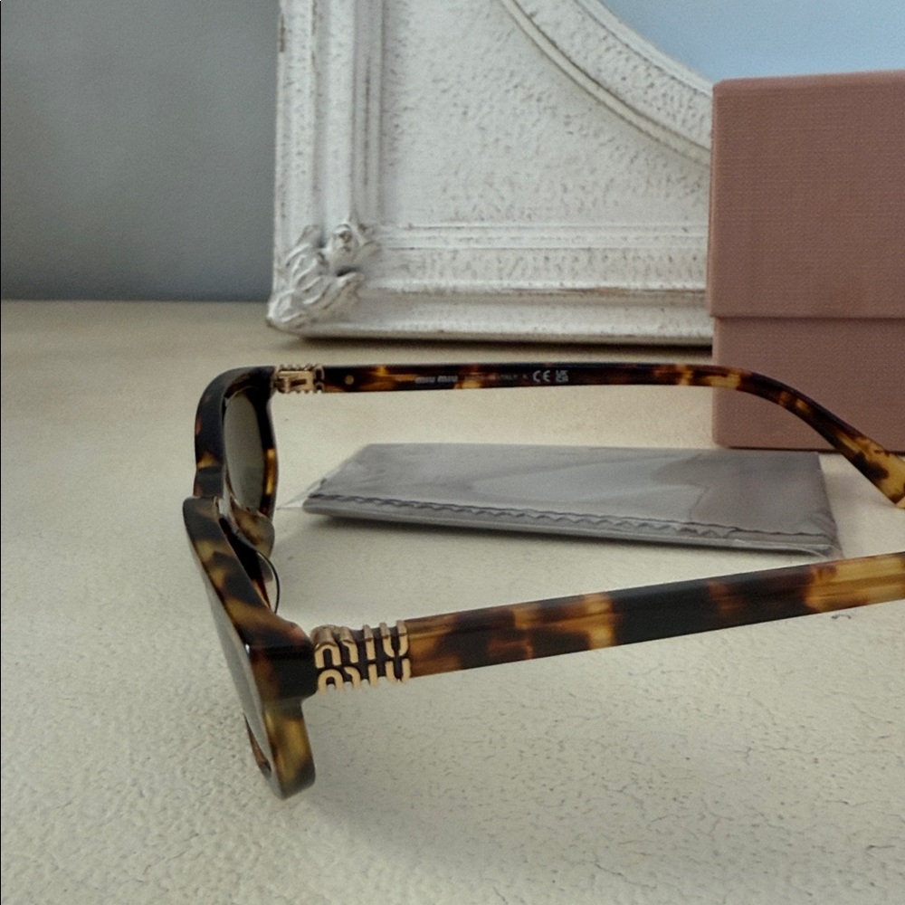 Miu Miu Regard Tortoise Sunglasses with Velvet Pink Case - aunthetic - Picture 3 of 8
